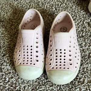 Native Kids Water Shoes - Light Pink and White